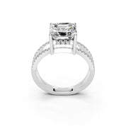 Anillo de compromiso con diamantes cultivados en laboratorio de talla Asscher y cuerpo dividido con engaste pavé