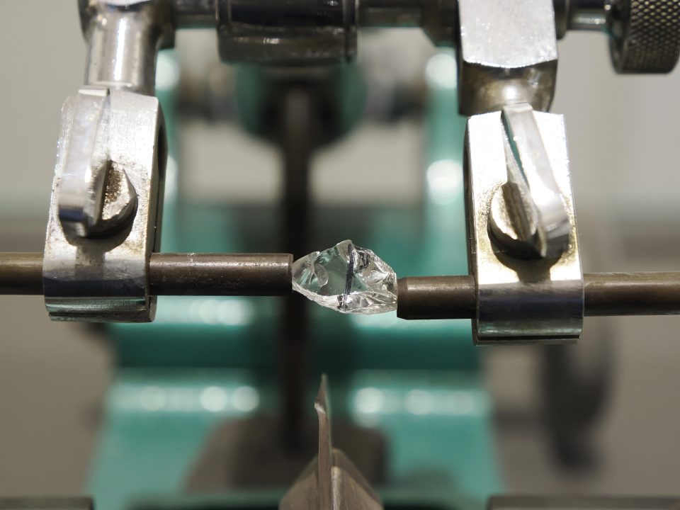 diamond-cutting-machine-close-up-detail-1-960x720.jpg