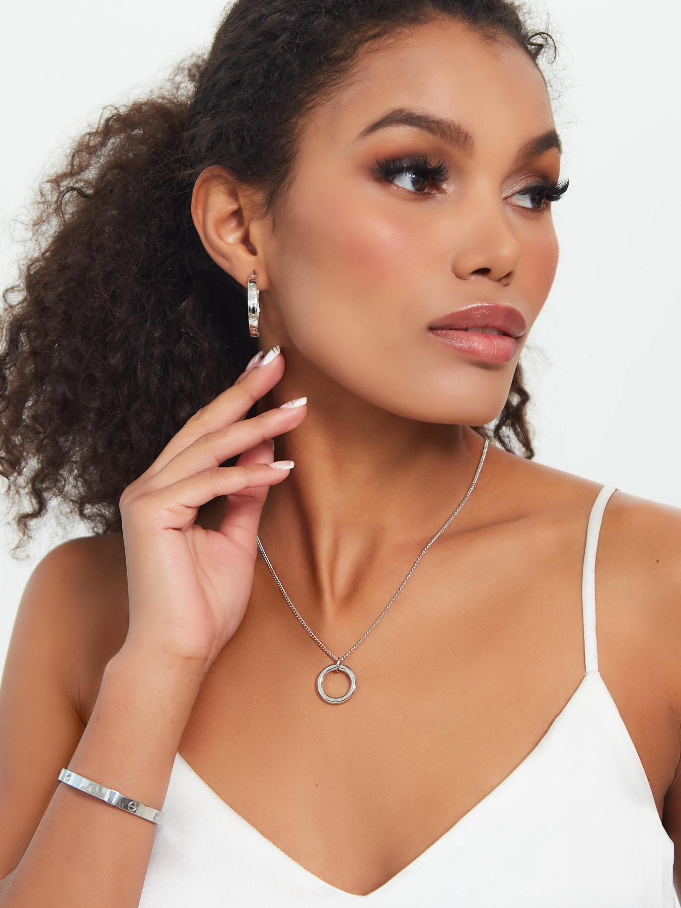 mulatto-black-beautiful-uong-woman-face-profile-with-bracelet-necklace-earrings-jewelry_1.jpg