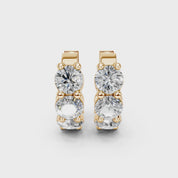 Pendientes elegantes Huggies con diamantes cultivados en laboratorio de 3 quilates y corte redondo