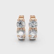 Pendientes elegantes Huggies con diamantes cultivados en laboratorio de 3 quilates y corte redondo